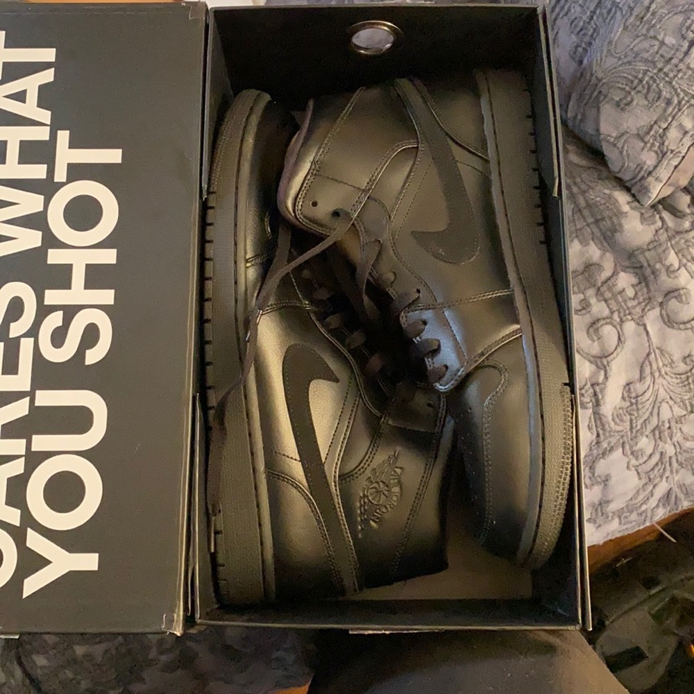 jordan 1 Mids all black leather brand new